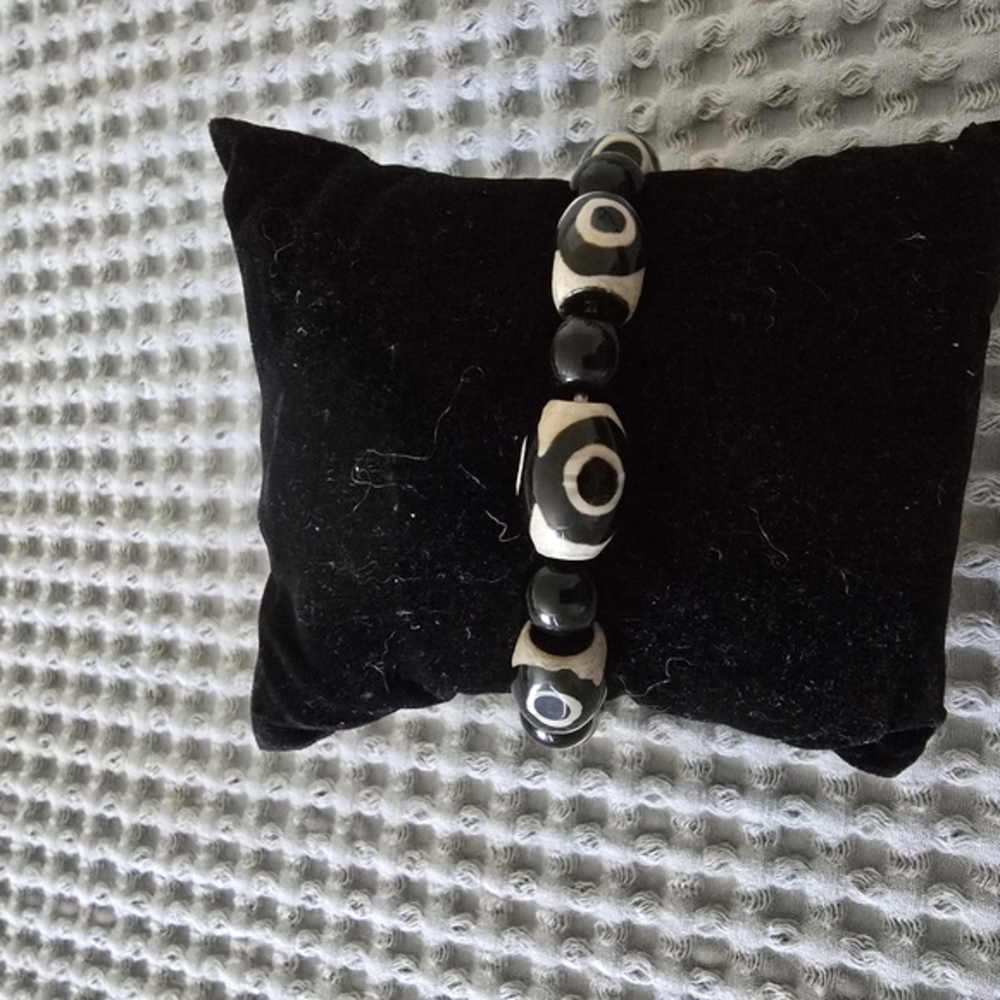 Chic Black and White Beaded Bracelet